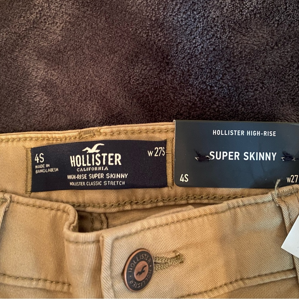 Hollister khaki jeans!~ new never been worn and with tags